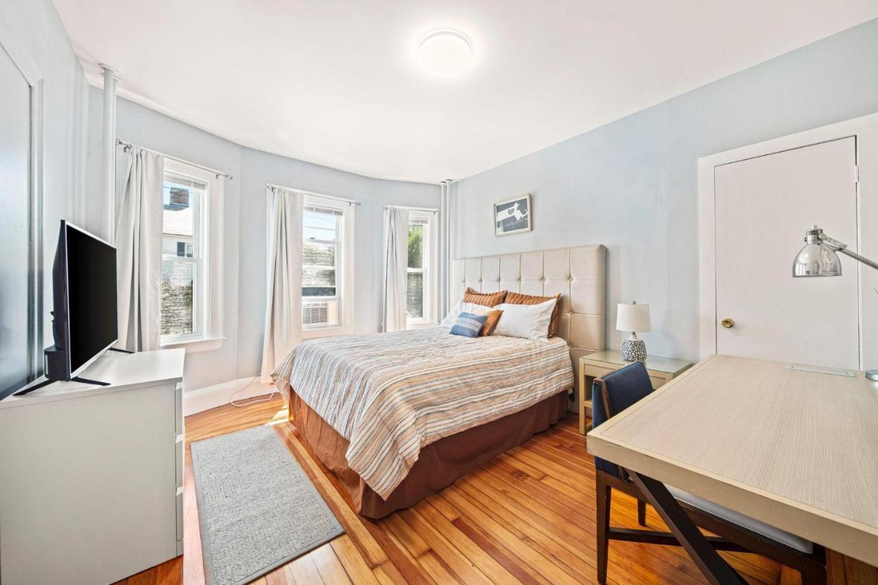 Cozy Up In 5Br Apt Near Charming Oak Square ボストン エクステリア 写真