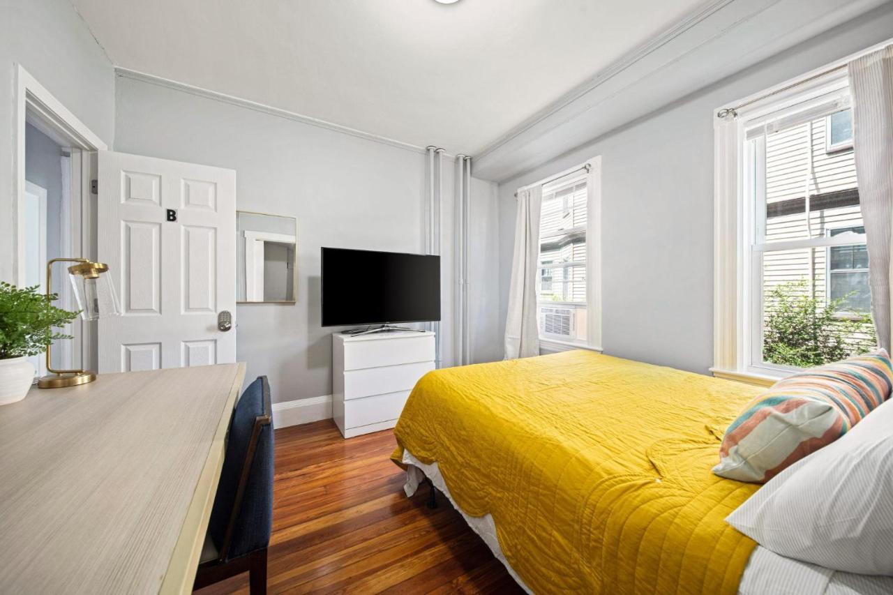 Cozy Up In 5Br Apt Near Charming Oak Square ボストン エクステリア 写真