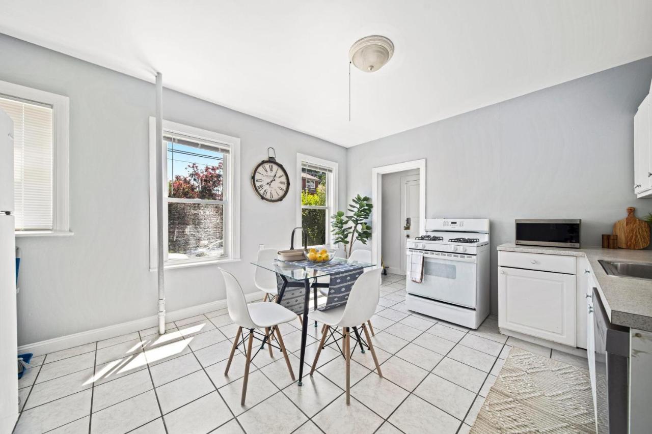 Cozy Up In 5Br Apt Near Charming Oak Square ボストン エクステリア 写真