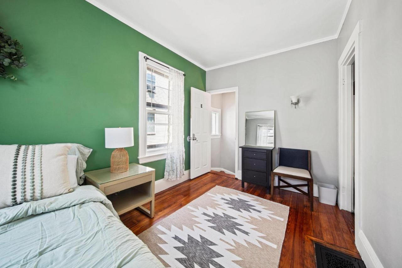 Cozy Up In 5Br Apt Near Charming Oak Square ボストン エクステリア 写真