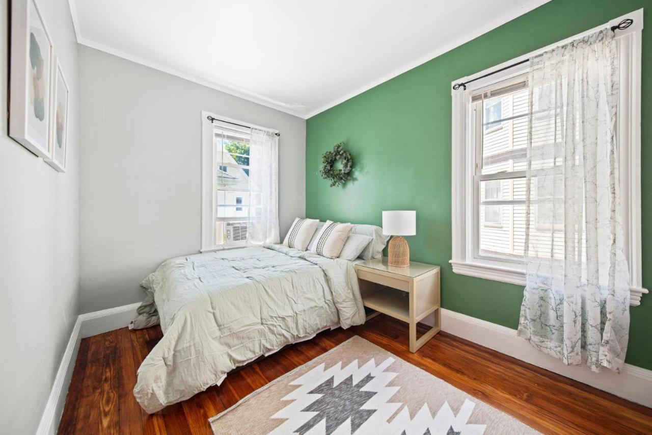 Cozy Up In 5Br Apt Near Charming Oak Square ボストン エクステリア 写真